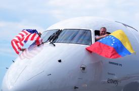 Έφτασε στο Καράκας η πρώτη απευθείας πτήση από ΗΠΑ μετά από 7 χρόνια