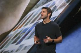 Τέλος εποχής στην Apple: Ο Τζον Τέρνους διαδέχεται τον Τιμ Κουκ στην ηγεσία