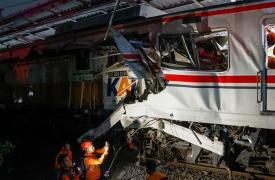 Στους 14 οι νεκροί από τη σύγκρουση τρένων στην Ινδονησία