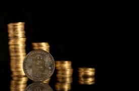 «Βλέπει» τα 70.000 δολάρια το Bitcoin με κέρδη 2,5%