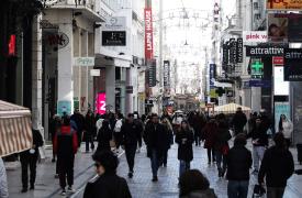 Εμπορικά καταστήματα: Μπαίνουν στην πασχαλινή περίοδο με «γεμάτα ράφια σε προ κρίσης τιμές»