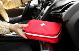 Τα 16 πράγματα που πρέπει να έχουμε στο φαρμακείο του αυτοκινήτου