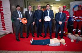 Με απινιδωτές εξοπλίζεται το Μετρό της Αθήνας