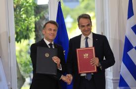 Μητσοτάκης - Μακρόν υπέγραψαν την ελληνογαλλική στρατηγική συμφωνία