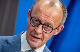 Μερτς κατά UniCredit: «Απορρίπτουμε κατηγορηματικά εχθρικές και επιθετικές τακτικές»