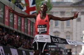 Μαραθώνιος Λονδίνου: Έγραψε ιστορία ο Σάουε - Τον έτρεξε σε λιγότερο από δύο ώρες