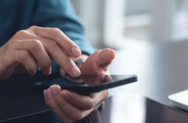 Smartphones: Αλλάζουν τις ισορροπίες στα foldables τα σχέδια της Apple