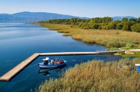 Λίμνη Τριχωνίδα: Απόδραση στη μεγαλύτερη φυσική λίμνη της Ελλάδας