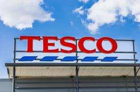 Πώς η συνεργασία της Tesco με ντόπιους παραγωγούς, αντικαθιστά τους συνεταιρισμούς