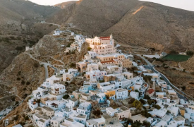 Άνω Σύρος: Βόλτα στον μεσαιωνικό οικισμό με τη μαγευτική θέα