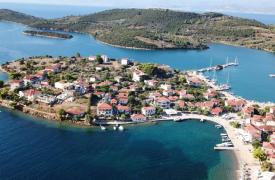 Τριζόνια: Απόδραση στο μοναδικό νησί του Κορινθιακού που κατοικείται