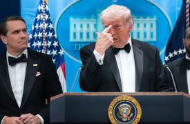 Ένοπλος επιχείρησε να εισβάλει στο Δείπνο των Ανταποκριτών του Λευκού Οίκου που παρέθετε ο Τραμπ