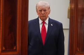 Πόλεμος στο Ιράν: «Θολή» εκεχειρία, σιγή ασυρμάτου από τον Λευκό Οίκο