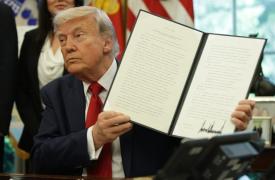 Δασμοί Τραμπ έως 100% σε εισαγόμενα φάρμακα - Τι αλλάζει στα μέταλλα