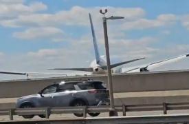 ΗΠΑ: Boeing της United Airlines χτύπησε στύλο φωτισμού και φορτηγό