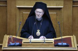 Σε εξέλιξη η ιστορική ομιλία του Πατριάρχη Βαρθολομαίου στην Ολομέλεια