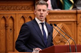 Ο Μαγιάρ επισκέπτεται την Πολωνία και την Αυστρία, πρώτη περιοδεία στο εξωτερικό