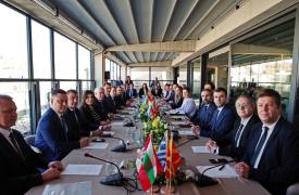 Παπασταύρου: «Διευρύνουμε τον Κάθετο Διάδρομο με τη Βόρεια Μακεδονία και τη Σερβία»