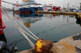 Αυτοκίνητο έπεσε στη θάλασσα στην πύλη Ε2 του Πειραιά – Σώος ο 89χρονος οδηγός