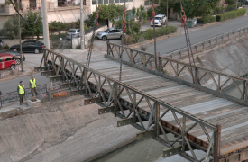 Πώς ο στρατός μέσα σε μία νύχτα έστησε πεζογέφυρα 15 μέτρων στον Κηφισό