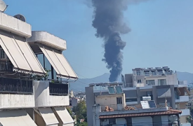 Μενίδι: Μεγάλη φωτιά σε επιχείρηση με ανταλλακτικά αυτοκινήτων