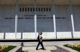 Το όνομα του Ντόναλντ Τραμπ θα αφαιρεθεί από το Κέντρο Κένεντι έπειτα από δικαστική απόφαση
