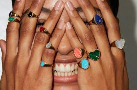 Όταν το fine jewelry συναντά το parisian cool: Η Yvonne Léon στον SERKOS