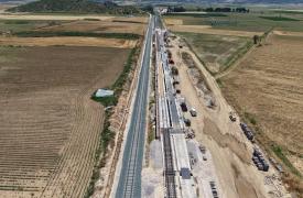Σιδηρόδρομοι: Παραδίδεται το πρώτο ενισχυμένο τμήμα της γραμμής Αθήνα - Θεσσαλονίκη