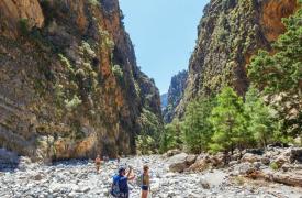 Πεζοπορία στο Φαράγγι της Σαμαριάς: Διασχίζοντας ένα από τα πιο εντυπωσιακά φυσικά τοπία της Ευρώπης