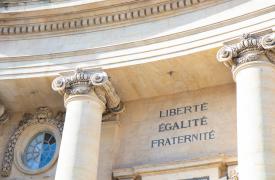 Η παράλυση στο Παρίσι αλλάζει τις ισορροπίες στην Ευρώπη