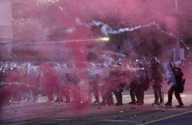 Ελβετία: Συγκρούσεις μεταξύ διαδηλωτών και αστυνομίας στη Γενεύη σε πορεία κατά της G7