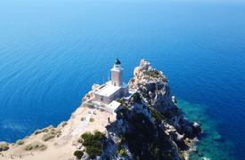 Λουτράκι: Στον Φάρο Μελαγκάβι για το ωραιότερο ηλιοβασίλεμα στον Κορινθιακό