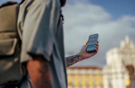 Τι είναι το smartphone zombie και γιατί διώκεται με πρόστιμα στην Ευρώπη
