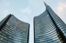Αιχμές από τη UniCredit για το ελληνικό growth story