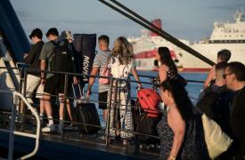 Κορυφώνεται η έξοδος των αδειούχων - Σχεδόν 51.000 αναχωρήσεις από τα λιμάνια της Αττικής