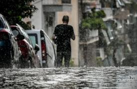 Κακοκαιρία: Καταιγίδες, 59.000 κεραυνοί, χαμηλές θερμοκρασίες - «Πνίγηκαν» Εύβοια και Θεσσαλία