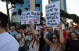 «Η Αλβανία δεν πωλείται»: Συνεχίζονται οι κινητοποιήσεις κατά της τουριστικής επένδυσης της οικογένειας Τραμπ
