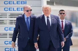 Έφτασε στην Άγκυρα ο Τραμπ για την κρίσιμη Σύνοδο του ΝΑΤΟ