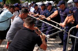 Αλβανία: Συγκρούσεις διαδηλωτών με την αστυνομία έξω από το κοινοβούλιο - Τουλάχιστον 4 τραυματίες