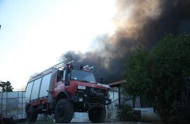 Ωραιόκαστρο: Συνεχίζεται η κατάσβεση της πυρκαγιάς - Εχει περιοριστεί στο εργοστάσιο ανακυκλώσιμων υλικών