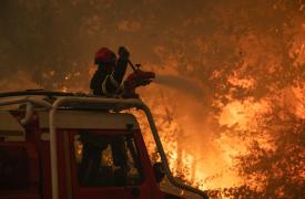 Εκτός ελέγχου οι πύρινες γλώσσες σε Γαλλία και Ισπανία - Πάνω από 270.000 εγκατέλειψαν τα σπίτια τους