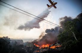 Ωραιόκαστρο: Χωρίς ενεργό μέτωπο η φωτιά - Συνεχίζουν να καίγονται δύο εργοστάσια