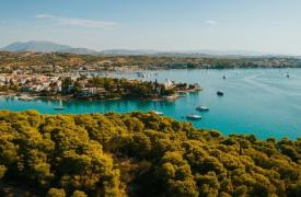 Πόρτο Χέλι: Η ανάδυση ενός παγκόσμιου προορισμού «ήσυχης» πολυτέλειας με επενδύσεις άνω του 1 δισ. ευρώ