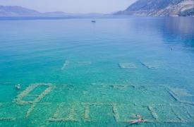 Η παραλία της Πελοποννήσου όπου θα κολυμπήσετε πάνω από μια βυθισμένη πόλη