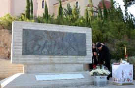 Σε κλίμα βαθιάς συγκίνησης οι εκδηλώσεις μνήμης για το Μάτι – Τρισάγιο, προσκλητήριο νεκρών και πορεία στο δρόμο της φωτιάς