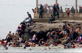 Iσπανία: Ένας νεκρός στη μαζική άφιξη μεταναστών από το Μαρόκο - Αναπτύσσεται ο στρατός στη Θέουτα