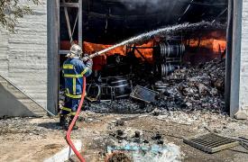 Καίγεται ολοσχερώς αποστακτήριο στο Ρέθυμνο - Επιχειρούν 21 πυροσβέστες