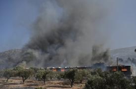 Πυρκαγιά στον Κουβαρά Αττικής - Ενισχύονται οι δυνάμεις, εκκενώθηκε η περιοχή Αγ. Στυλιανού
