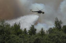 Συνεχίζεται η μάχη με τα πύρινα μέτωπα στη Δ. Αττική