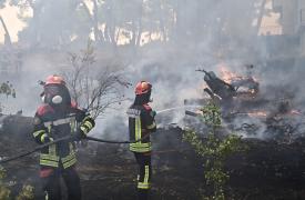 Μαίνεται η πυρκαγιά στη Δυτική Αττική - Πού εστιάζει η πυροσβεστική